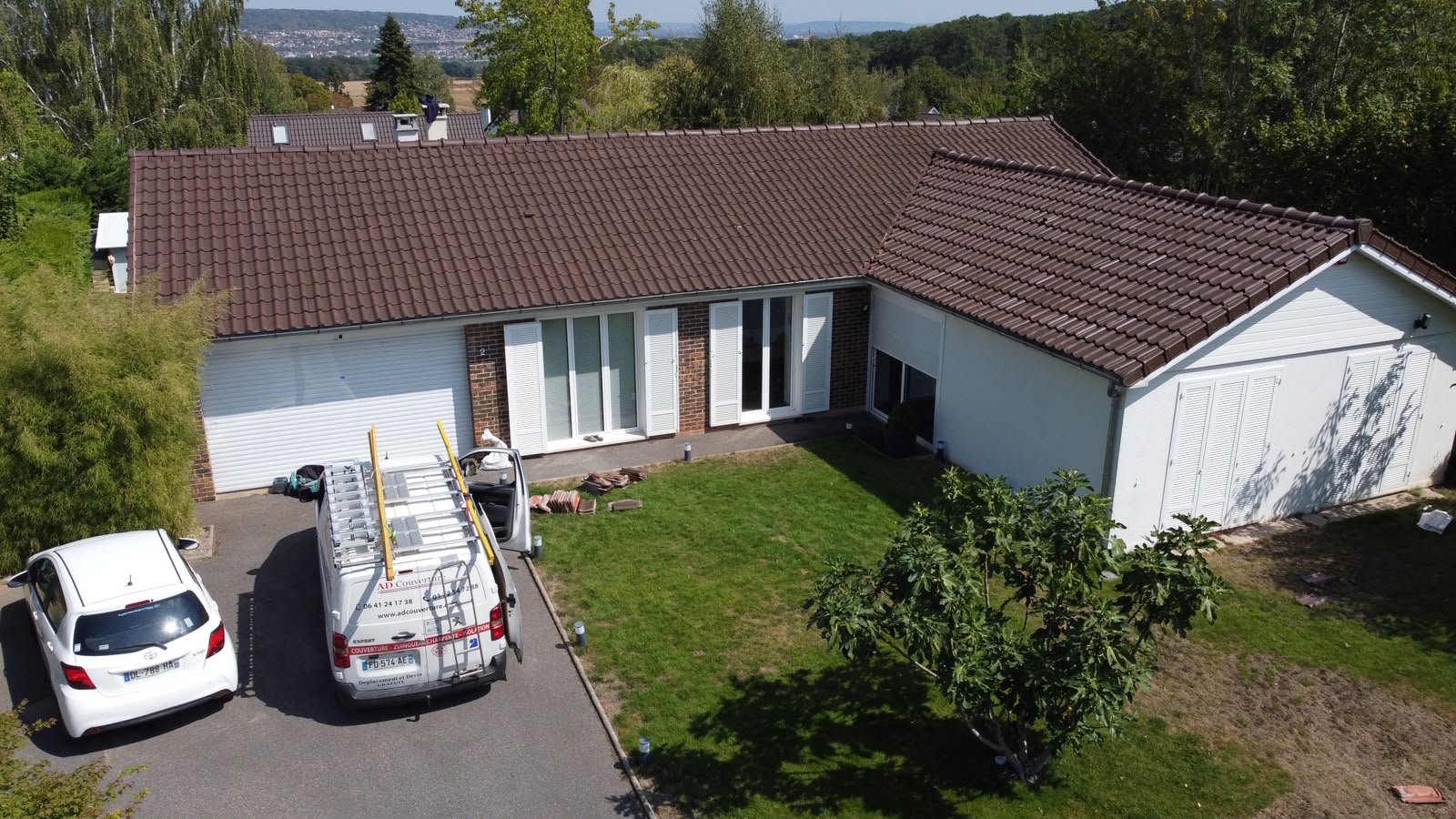 Chantier rénovation pavillon en L avec camion AD Couverture vue drone
