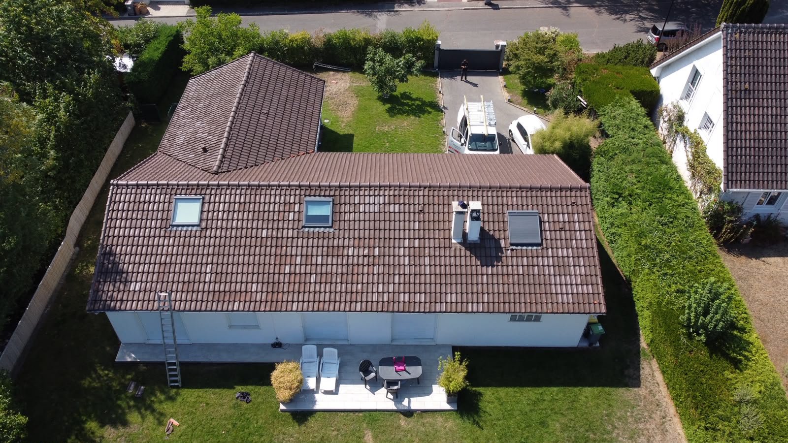 Rénovation toiture et pose de fenêtres Velux vue aérienne drone Yvelines