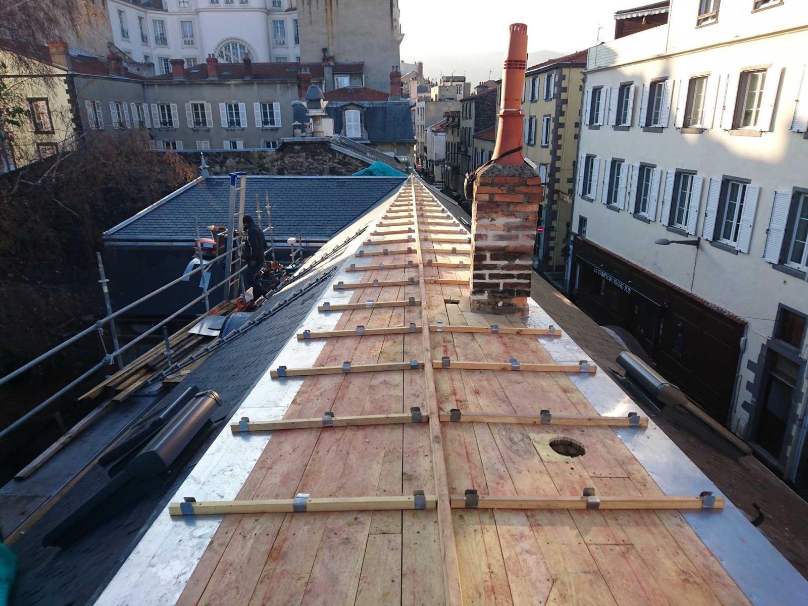 Rénovation toiture voligeage bois et cheminée sous échafaudage