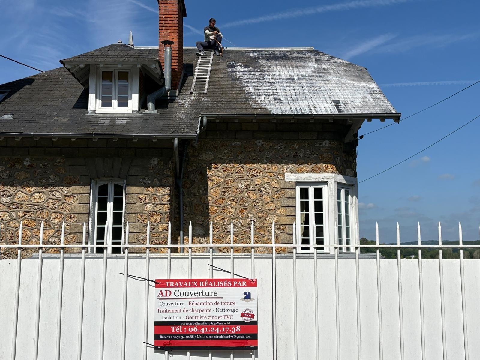 Nettoyage et démoussage de toiture en ardoise avec panneau AD Couverture