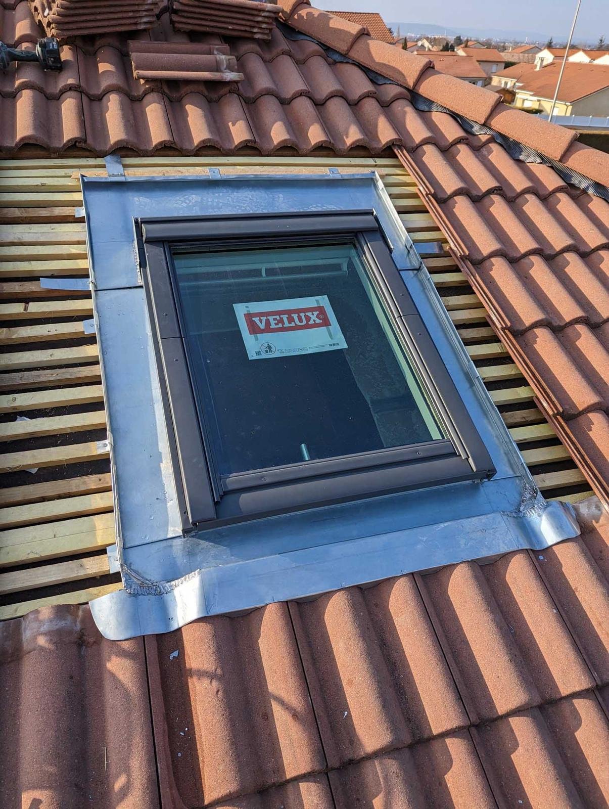 Pose neuve fenêtre de toit Velux avec étanchéité zinc et tuiles