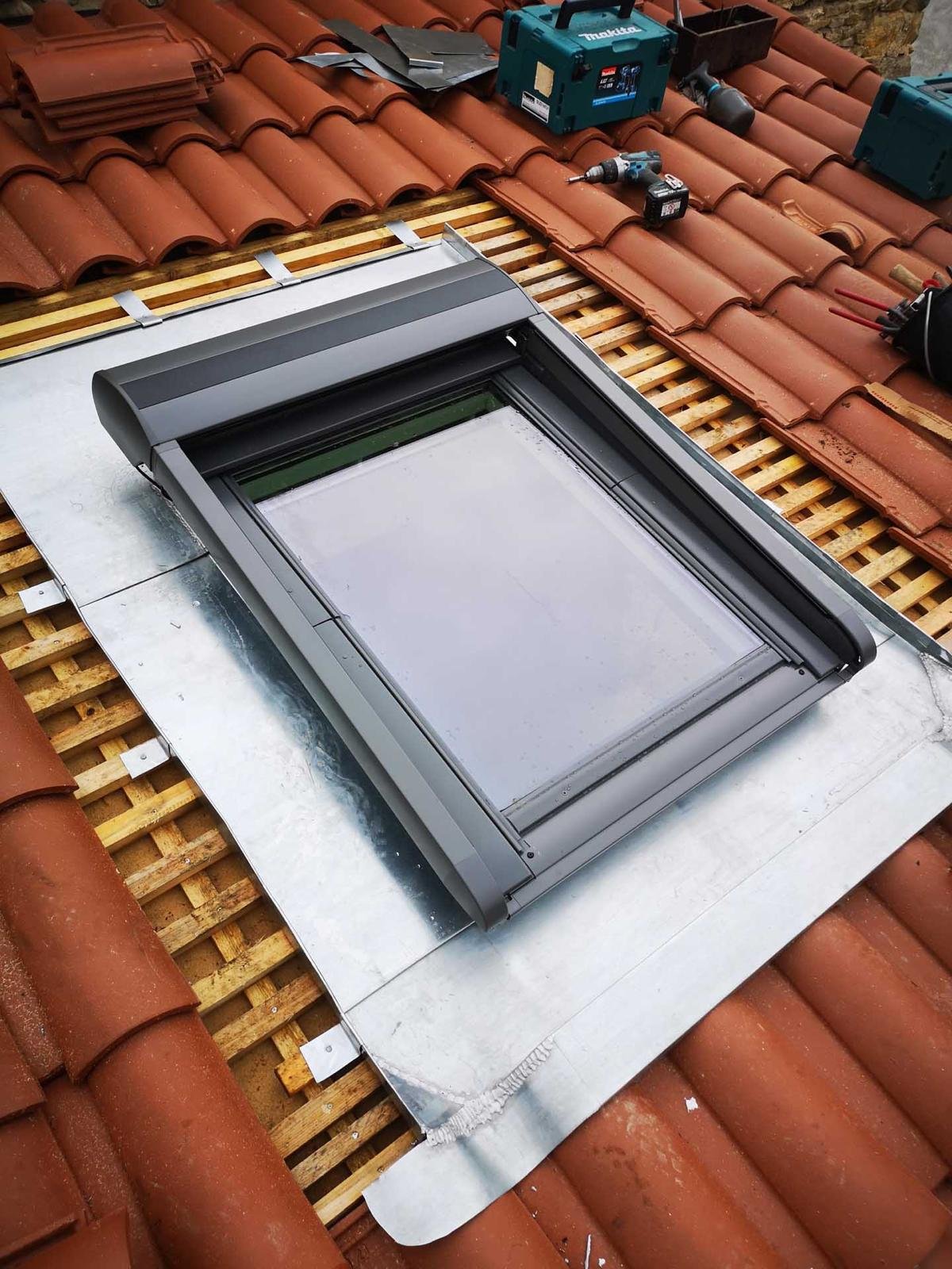Velux avec volet roulant solaire motorisé toiture tuiles