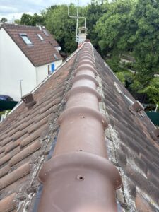 Faîtage neuf avec tuiles demi-rondes vissées sur toiture en tuiles à Vernouillet
