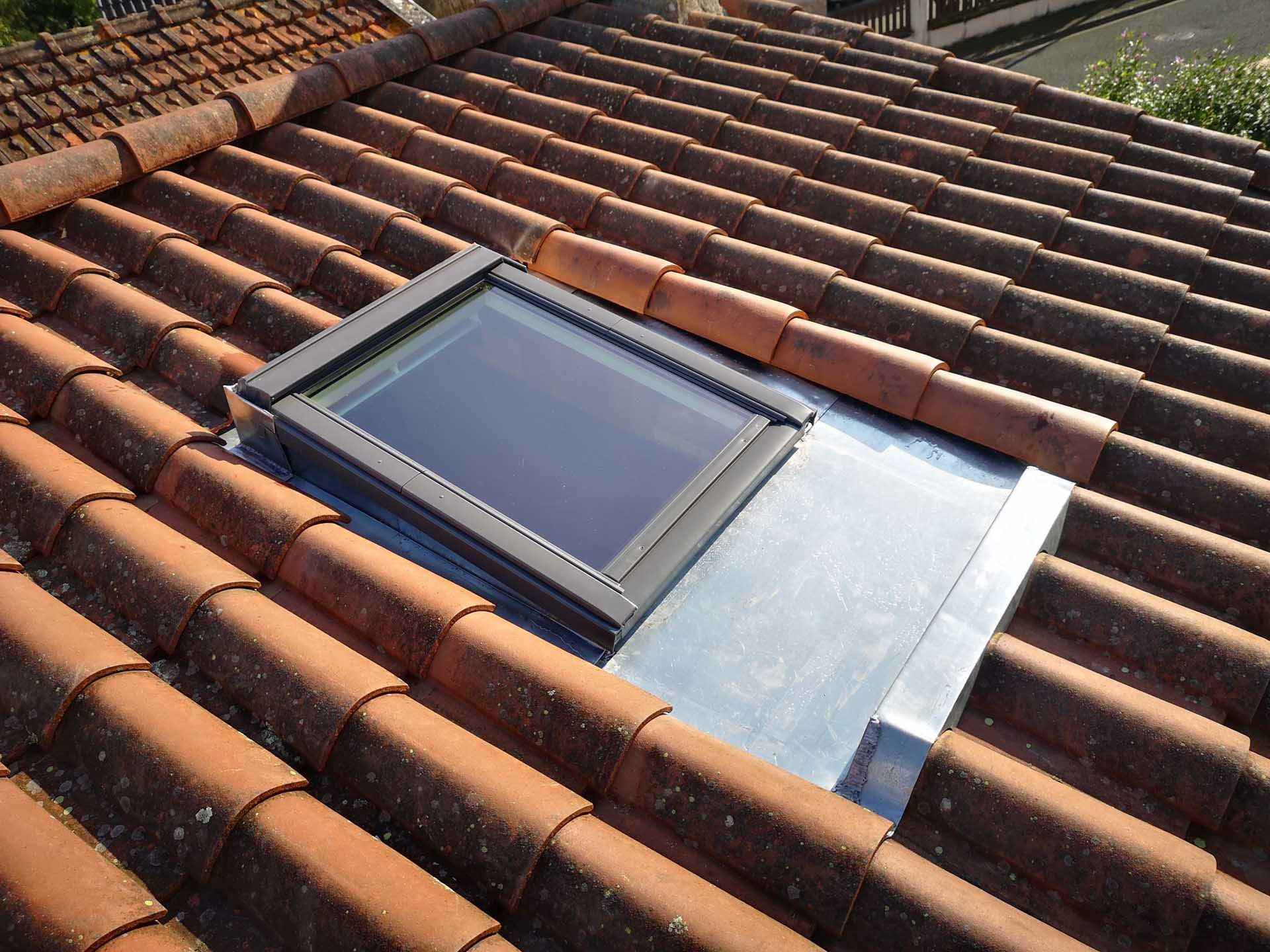 Fenêtre de toit Velux posée sur toiture en tuiles avec solin étanche